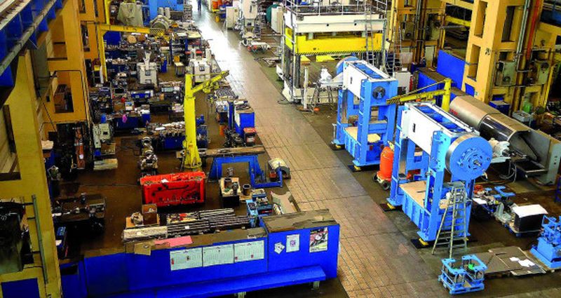 Noch stehen die beiden Rondenstanzen in Zeulenroda (rechts, vorn im Bild). In den nächsten Wochen erfolgt der Umzug in die Werkshalle des Kunden.