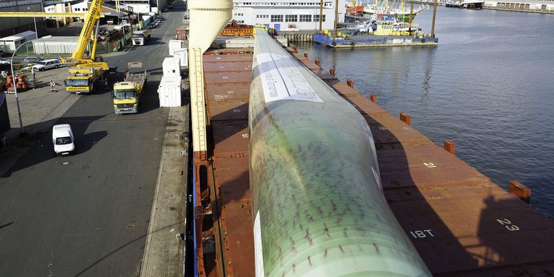 Nur noch ein kurzer Weg für das Rotorblatt vom Schiff in die Prüfhallen des Fraunhofer IWES.