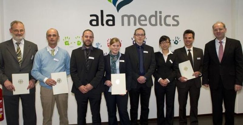 Projektpartner für die Erforschung neuer Implantate für die Augenchirurgie (von links: Dr. Ing. Fr. Offenhäuser, Prof. Dr. J. Spatz, Dr. Chr. Morhard, N. Hagedorn, F. Wintermantel, W. Chen, Dr. M. Udart, Dr. Chr. Lingenfelder)