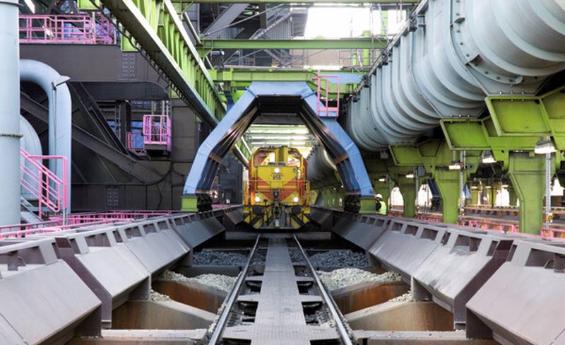 Fig. 1: The mobile high-performance de-dusting facility ensures minimum dust emissions during railcar unloading at the Thyssenkrupp Steel site in Duisburg-Hamborn, Germany.
