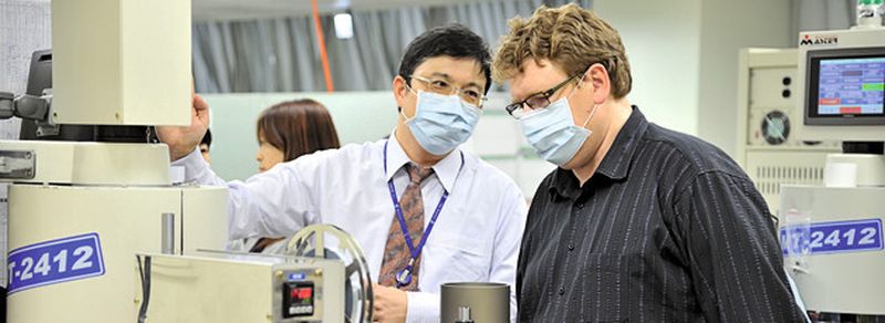 Gute Beziehungen nach Deutschland: Vincent Chang, Vice President bei Eris Technology (links), zeigt EP-Redakteur Franz Graser die Dioden- und Gleichrichterproduktion am Firmensitz in Taipei. Das Unternehmen ging aus einer Kooperation mit dem ostdeutschen Halbleiterhersteller SECOS hervor.