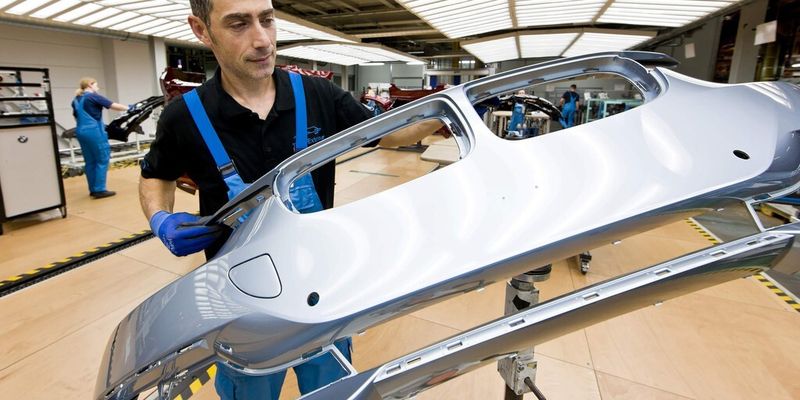 Der Produktionsbereich Kunststoff Exterieur im BMW Werk Landshut (Stoßfängerfertigung).