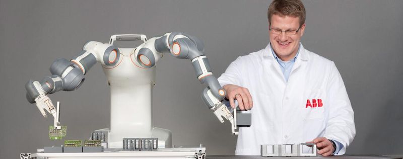 Das Produktionsszenario sieht vor, dass Roboter und menschliche Arbeitskräfte nebeneinander und miteinander arbeiten oder kollaborieren.