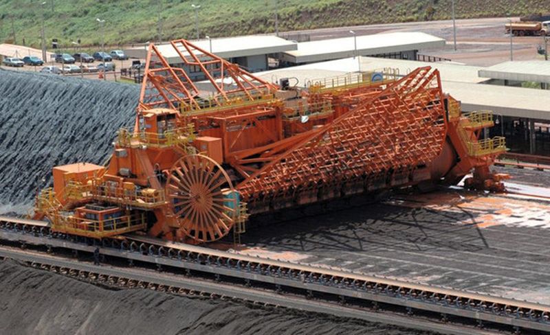 Fig. 1: The best homogenising efficiency is achieved while reclaiming at once from the full face of a stockpile, e.g. with a drum reclaimer.