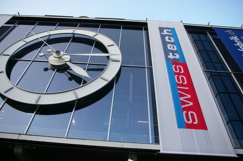 La célèbre horloge bâloise avec la bannière Swisstech sur son côté droite.