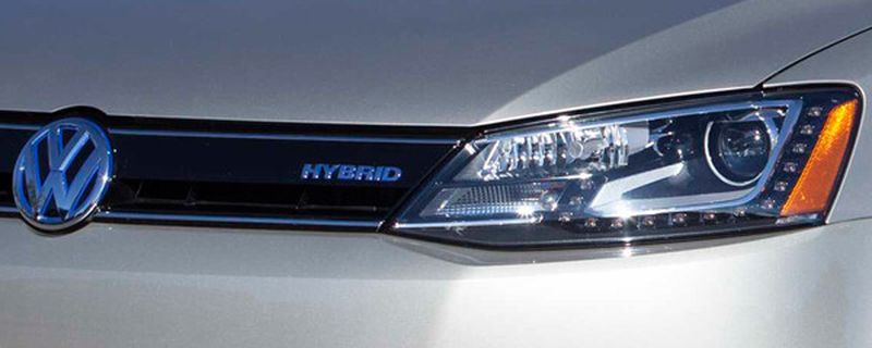 Angriff auf den Toyota Prius: Mit dem Jetta Hybrid präsentierte Volkswagen auf der Detroit Motor Show einen Voll-Hybriden. »Automobil Industrie« konnte den „grünen“ Jetta bereits fahren. Soviel vorab: In Sachen Fahrleistungen steckt er den Prius in die Tasche.