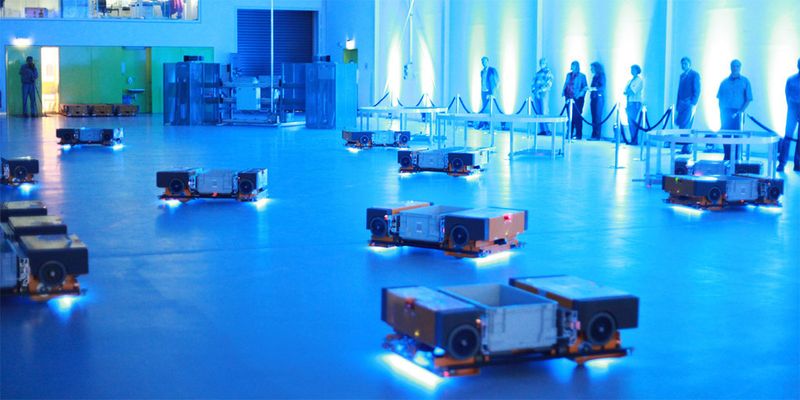 Blick in die Logistik-Zukunft: Maschinen, Anlagen, Werkstücke und Bauteile werden künftig Daten und Informationen in Echtzeit austauschen (im Bild: Zellulare Transportsysteme Multishuttle Move (ZTS) vom Fraunhofer IML.