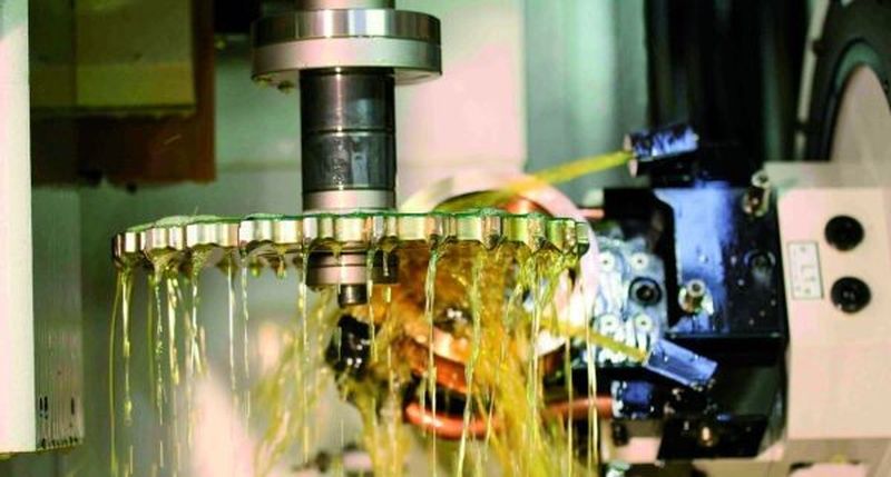 Bild1: Dank der simultanen Bahninterpolation in sechs Achsen wird die Herstellung von komplexen Werkstückgeometrien problemlos möglich.