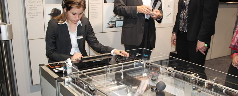 Auf der SPS IPC Drives 2012 wurden am Festo-Stand Automatisierungskomponenten mit der Kraft der Gedanken gesteuert. Bei dem sogenannten CogniGame steuert der Spieler seinen Schlager per Brain-Computer-Interface (BCI).