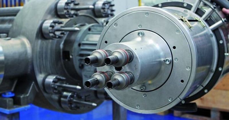 Bild 1: Durch eine Kulissenführung mit Schnellverstellung deckt der Vierfachschrauber alle bei Sulzer Pumpen vorkommenden Schraubbilder der Superbolt-Größen M52 bis M80 ab. Das kleinste Stichmaß der vier Spindeln beträgt nur 82 mm und erlaubt das Anziehen sehr nah beieinander liegender Schraubfälle.