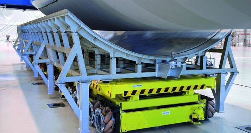 Bild 1: Das Fahrzeug mit seinen omnidirektional fahrenden Rädern kann sehr große Lasten bis 45 t bewegen.