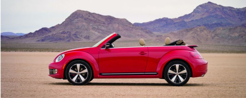 Nach der 2011 vorgestellten zweiten Generation des Beetle Coupé folgt nun die offene Version. Breiter, länger und flacher als der Vorgänger stellt sich das VW Beetle Cabriolet in den Fahrtwind.