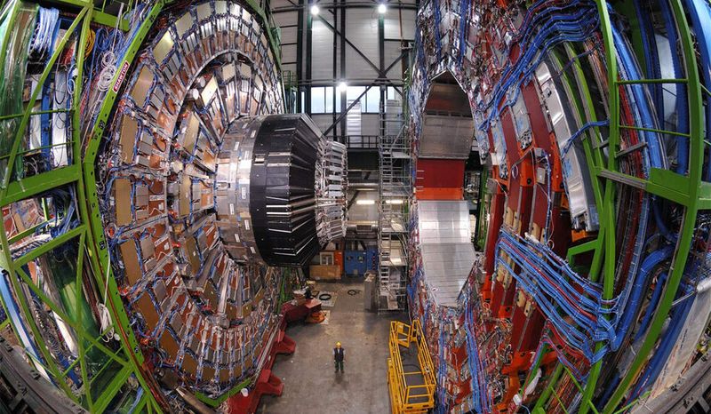 Blick auf den CMS Detector in der Oberflächenhalle in Cessy
