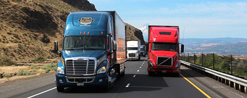 Henry Albert ist kein gewöhnlicher Trucker. Zwar taugt sein Freightliner Cascadia durchaus zum „King oft the Road“. Doch am Steuer sitzt ein kühler Rechner, der um jeden Tropfen Diesel geizt.