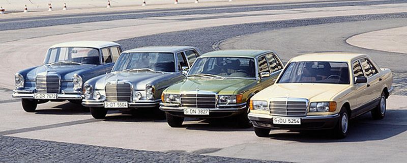 Mercedes-Benz S-Klasse der Baureihen W 112, W 109, W 116, W 126 auf der Einfahrbahn in Stuttgart-Untertürkheim.