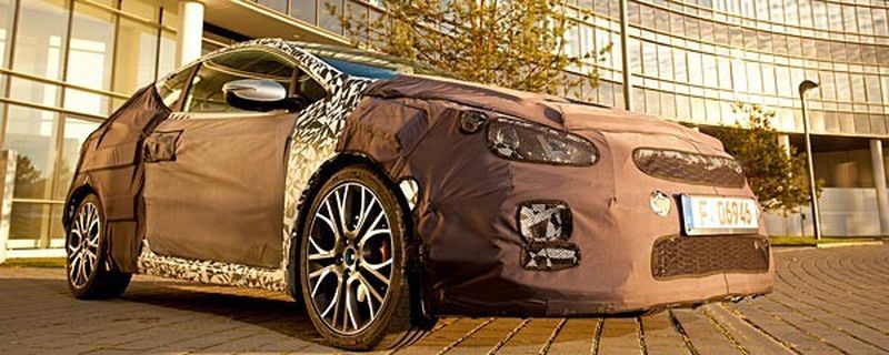 Kia Cee´d GT und Kia ProCee´d GT – mit beiden Modellen will der koreanische Automobilhersteller in deutschen Revieren wildern. Dem Konzept nach vorrangig in dem des Volkswagen Golf GTI. Die sporltichen Modelle sollen Mitte des Jahres 2013 in den Handel kommen.