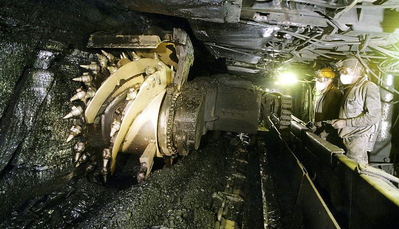 Der Walzenschrämlader ist eine schneidende Gewinnungsmaschine, die das Flöz im Streb herausschneidet.