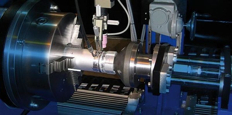 Bild 1: Mechanisiertes WIG-Schweißen von Aluminiumwerkstoffen mit Lichtbogenhöhensteuerung.