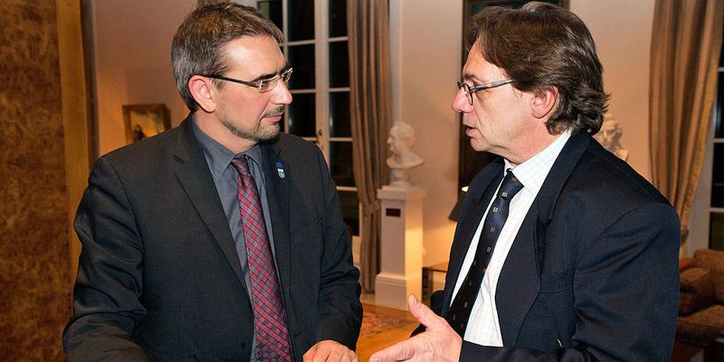 Landrat Sven Ambrosy (l) im Gespräch mit Manfred Klein