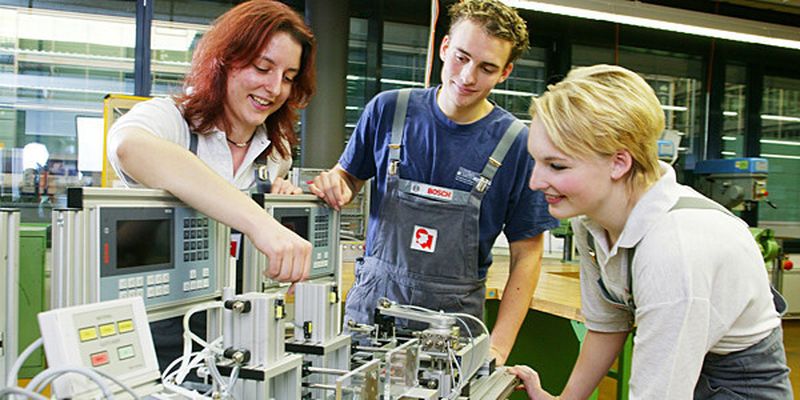 Insbesondere für junge Mitarbeiter ist Lob von Vorgesetzten wichtig.