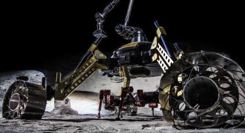 Am Boden abgesetzt, krabbelt CREX unter den Rover. An dessen Bauch befindet sich eine elektromechanische Schnittstelle. Hier kann der Kletterroboter andocken sowie Energie und Informationen mit Sherpa austauschen.