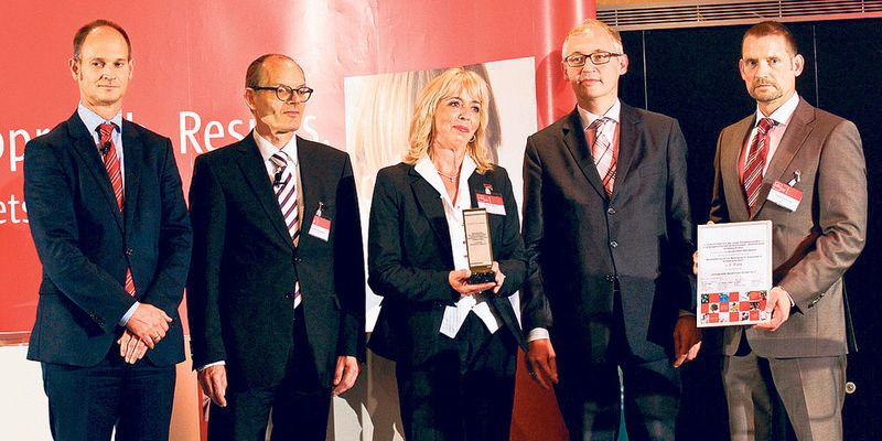 Marion Marx, Arbeitsgemeinschaft der Kommunalen Landesverbände Schleswig-Holstein, und Frank Sulimma (r.), Leiter des Zentralen IT-Managements des Landes Schleswig-Holstein, bei der Preisverleihung