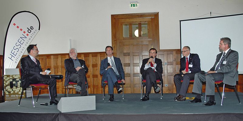 Podiumsdiskussion in Hadamar vom 4.7.2012. Die Personen (v.l.n.r.): Moderator Oliver Lohrscheid, Dr. Joachim Benedix, Ulrich Künkel, Karl-Christian Schelzke, Horst Westerfeld und Matthias Wilkes