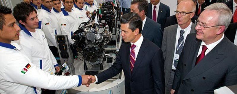 Volkswagen hat am 15. Januar sein 100. Werk eröffnet. Im Motorenwerk in Silao/Mexiko will der Konzern jährlich bis zu 330.000 Motoren fertigen. Im Bild: Der mexikanische Staatspräsident Enrique Peña begrüßt die Volkswagen-Mitarbeiter im Werk Silao.