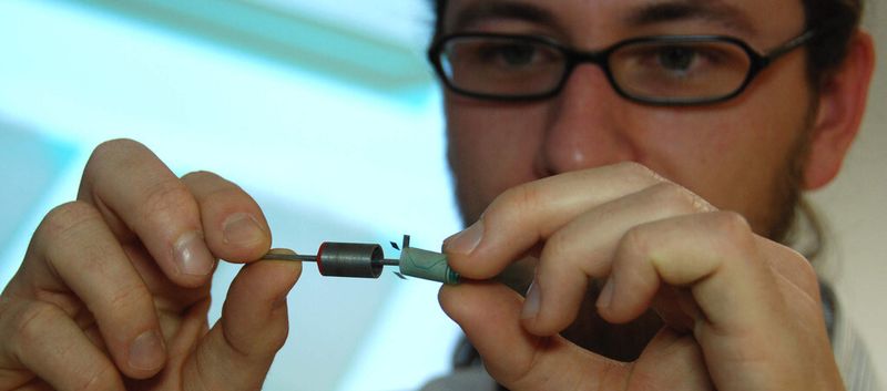 Die Professur Elektrische Energiewandlungssysteme und Antriebe der TU Chemnitz erforscht die Fertigung von Motoren für Elektrofahrzeuge im Siebdruckverfahren. Mathias Lindner von der Professur Elektrische Energiewandlungssysteme und Antriebe montiert die gedruckte Folienwicklung in den Rotor eines kleinen Motors.