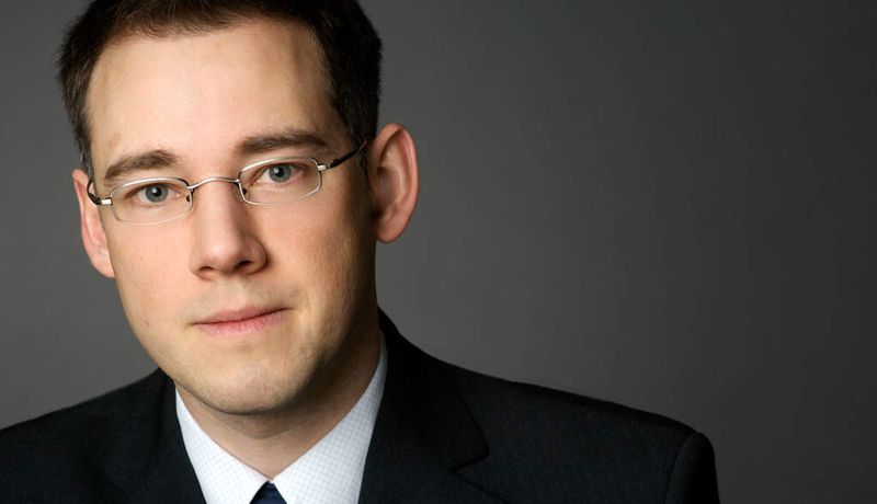 Dr. André Triebel, Business Solutions Consultant von Interoute: „Der Katastrophenfall ist gegenüber einem ´normalen` IT-Systemausfall deshalb so kritisch, weil zum einen die gesamte IT- Infrastruktur betroffen ist und zum anderen die Wiederherstellung ohne vorher getroffene Vorkehrungen sehr lange dauern kann. Daher empfehlen wir eine gründliche Vorbereitung. Hinzu kommt, dass unabhängig von deren konkreter Höhe, die Kosten und technischen Einschränkungen mit den steigenden Anforderungen an RPO und RTO ebenfalls steigen. Vor allem RPO-Ziele von unter acht Stunden können teuer werden.“