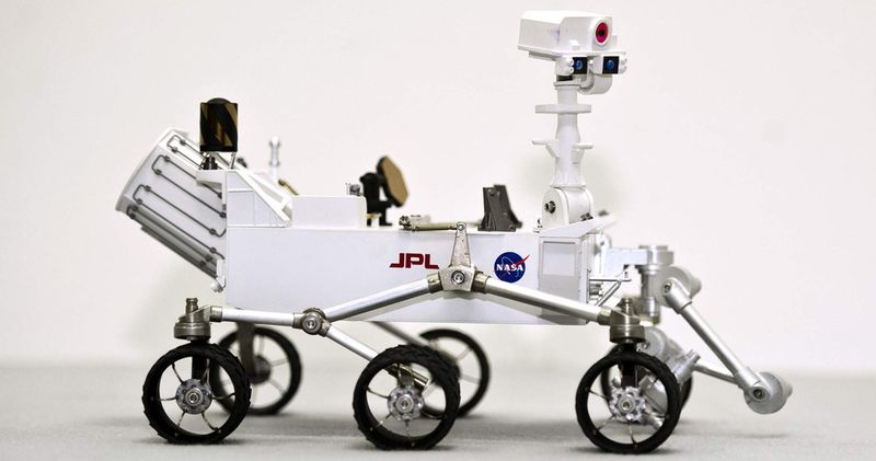 Modell des Mars-Rovers "Curiosity": In einer gemeinsamen Pressekonferenz haben der Leiter des NASA-Marserforschungsprogramms, Direktor Doug McCuistion und der CEO des Siemens-Sektors Industrie, Siegfried Russwurm, über die Leistungen ihrer Unternehmen auf dem Weg in ein neues Zeitalter der Weltraumforschung berichtet. Im Fokus stand die Mission des jüngsten Mars-Erkundungsfahrzeugs "Curiosity", das am 5. August auf dem Roten Planeten landen soll. Das Jet Propulsion Laboratory (JPL) der NASA setzte bei der Entwicklung des Weltraumfahrzeugs auf Siemens-Software.