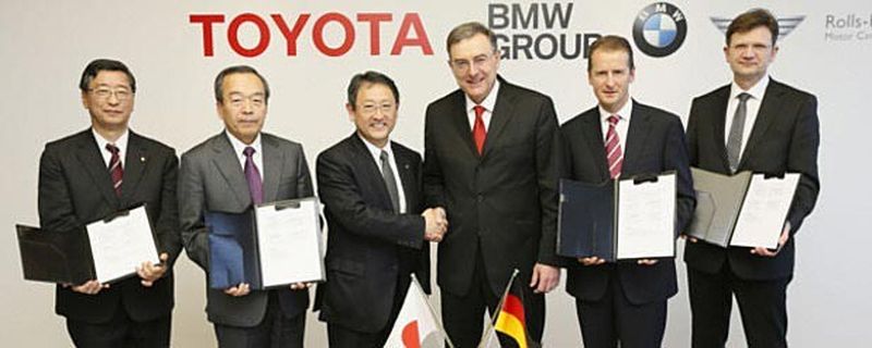 Die Verantworlichen beider Marken teilen strategische Visionen. Deshalb vertiefen sie die Zsuammenarbeit beider Marken. Im Bild v.l.n.r. Senior Managing Officer Yasumori Ihara (TMC), Vice Chairman Takeshi Uchiyamada (TMC), President Akio Toyoda (TMC), Vorstandsvorsitzender Dr.-Ing. Norbert Reithofer (BMW), Entwicklungsvorstand Herbert Diess (BMW), Leiter Produktlinie kleine, mittlere Modellreihen Klaus Fröhlich (BMW)
