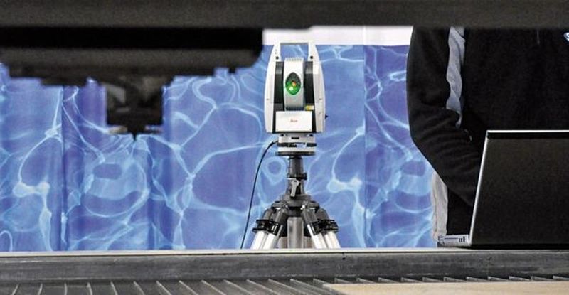 Bild 1: Die exakte Vermessung des Schneidkopfel beim Wasserstrahlschneiden sichert die Genauigkeit und Schneidqualität.