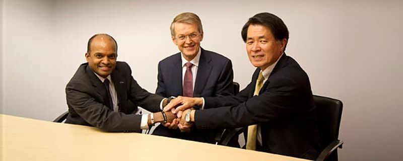 Besiegelten die Kooperation bei der Brennstoffzellenentwicklung: (v.l.) Raj-Nair (Ford), Thomas-Weber (Daimler) Mitsuhiko-Yamashita (Nissan).