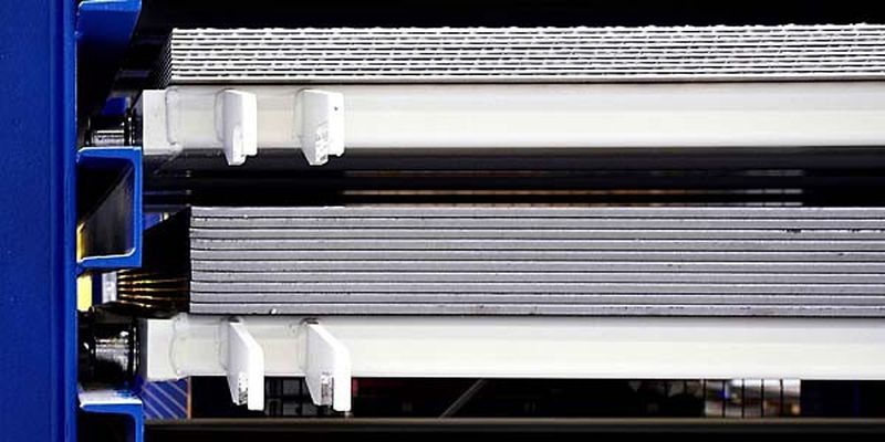 Die raumoptimierte Bevorratung von Blechen: Mit 431 Palettenplätzen auf 390 m² spart die 2Cut GmbH 60 % Lagergrundfläche im Vergleich zu vorher.