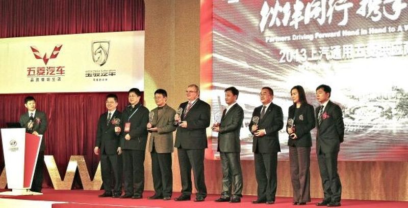 Dr. Manfred Berger (5.von rechts), President MAG Automotive Europe, bei der Preisverleihung im chinesischen Chongqing.