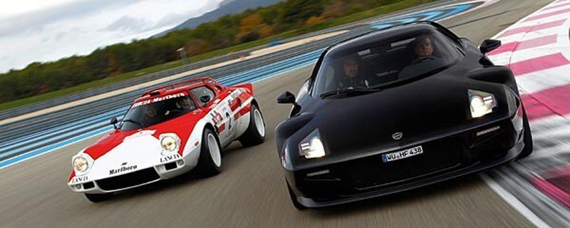 Der New Stratos ist ein eigenständig neuentwickelter Sportwagen. Mittels Leichtbau bei Karosserie, Interieur und fast allen Komponenten unterschreitet er das Gewicht des Basisfahrzeugs deutlich. Der New Stratos ist als Ausstellungsstück zu sehen beim »Automobil Industrie« Leichtbau-Gipfel 2013.