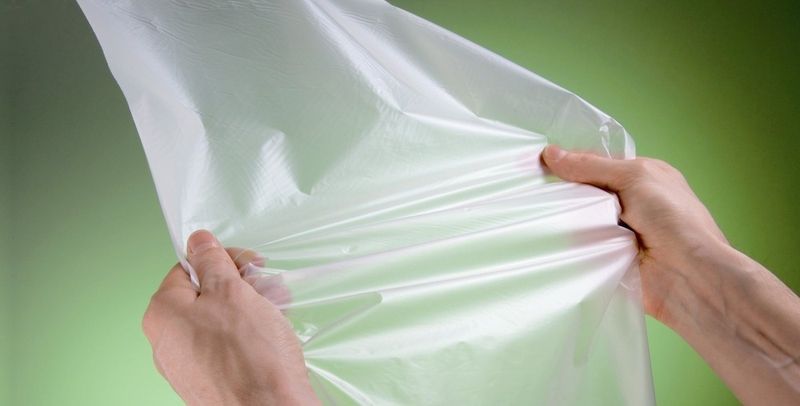 Biokunsstoffe wie diese Folie von BASF boomen. Bis 2030 könnten 3.7 Milliarden Tonnen Biomasse verwertet werden.