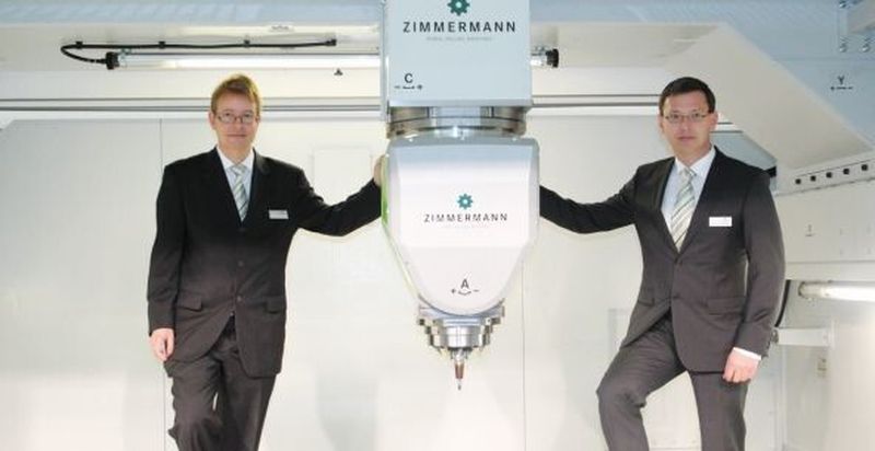 Christian Zierhut (l.) und Hartmut Kälberer, Mitglieder der Zimmermann-Geschäftsleitung, im Arbeitsraum der neuen Portalfräsmaschine.