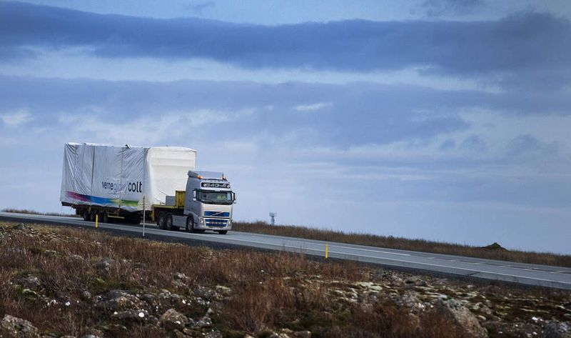 Das erste Verne-Global-Rechenzentrum von Colt auf dem Weg nach Island. Es befindet sich auf einem 18 Hektar großen, ehemaligen NATO-Gelände. Strom für rund 120 Megawatt stammt zu 100 Prozent aus zwei alternativen Ernergiequellen: Wasserkarft und Geothermie.