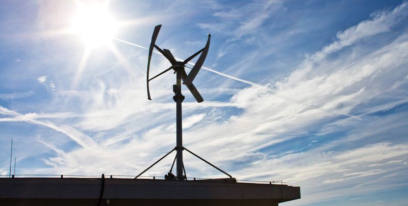 Kleinwindkraftanlage auf einem Dach der HTW Berlin.