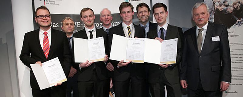 Am 7. März wurden in Dresden die Drive-E-Studienpreisträger geehrt. Mit dem Preis zeichnen das Bundesministerium für Bildung und Forschung (BMBF) und die Fraunhofer-Gesellschaft herausragende Projekt-, Studien- oder Abschlussarbeiten im Bereich Elektromobilität aus.