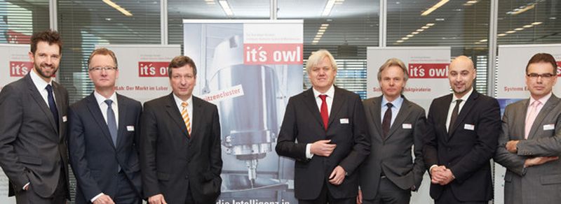 Cluster it's OWL - Stehen hinter dem Spitzencluster Intelligente Technische Systeme OstWesrfalenLippe: (v.l.n.r.): Dr. Tim Bendig (Lenze SE), Roland Bent (Phoenix Contact), Dr. Peter Köhler (Weidmüller), Hans Beckhoff (Beckhoff Automation), Herbert Weber (it´s OWL), Dr. Roman Dumitrescu (it´s OWL ), Prof. Jürgen Jasperneite (Leiter Fraunhofer IOSB).