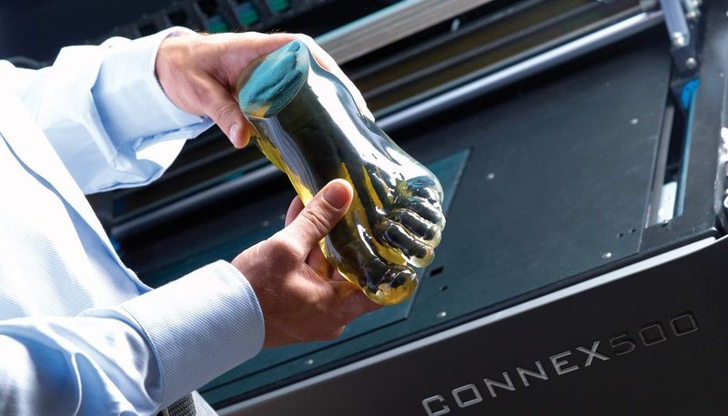 3D-Drucker Stratasys Objet Connex 500 mit gedrucktem Fuß.