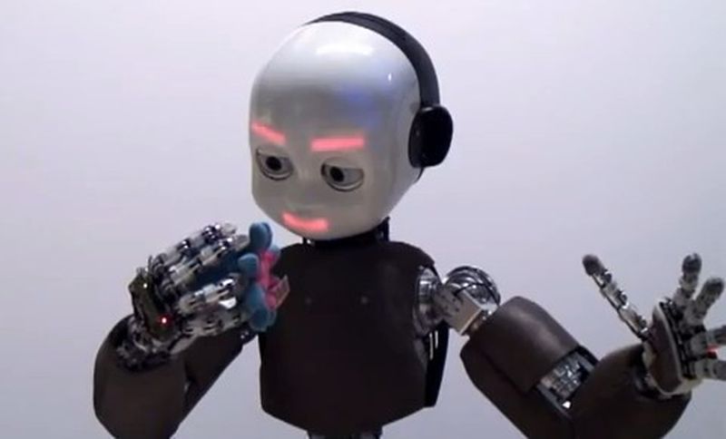 iCub ist ein kleiner Roboter Humanoid der von mehreren Universitäten in ganz Europa zusammen entwickelt wurde. Bei Robots on Tour in Zürich wurden zahlreiche Roboter, Humanoide und Cyborgs präsentiert.