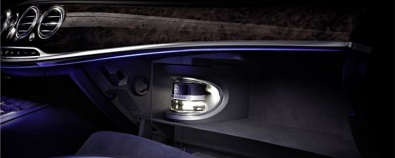 Für die S-Klasse bietet Mercedes-Benz jetzt ein „Air Ballance System“ mit einer „aktiven Beduftung“. Vier verschiedene Düfte stehen zur Wahl, wenn man nicht sein eigenes Parfüm einbringen will.