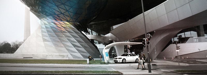 Die BMW Welt in München: an ihr soll im Rahmen eines Gemeinschaftsprojekts eine Schnelllade-Station für Elektrofahrzeuge entstehen