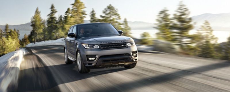 Der Range Rover Sport ist auf jedem Parkett zu Hause: Ob im Wald oder in der Großstadt.