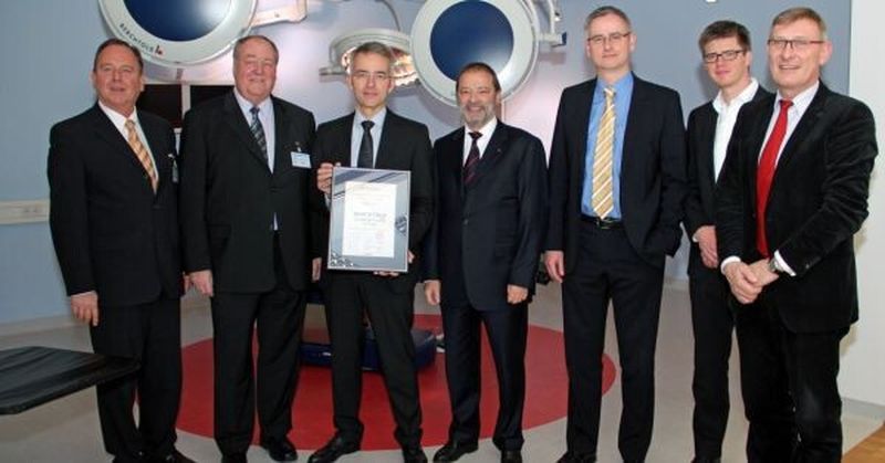 Berchtold-Geschäftsführer Theo Fritz (4. v.l.) und CMO Georg Frosch (3.v.l.) mit den Gratulanten: (v.l.) Dieter Teufel, Präsident der IHK Schwarzwald-Baar-Heuberg, Heinz-Rudi Link, Geschäftsführer der Wirtschaftsförderungsgesellschaft Schwarzwald-Baar-Heuberg, Dr. Ulrich Langlotz, CTO, Wilhelm Rosenkranz, Direktor Produktion und Logistik, beide Berchtold, und Tuttlingens Oberbürgermeister Michael Beck.
