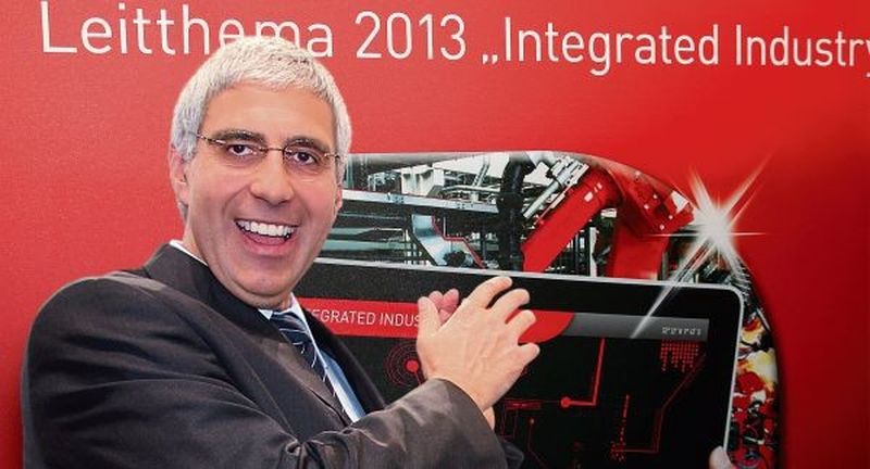 Dr. Karl Tragl, Vorstandsvorsitzender der Bosch Rexroth AG, freut sich über den Gewinn des Hermes-Award 2013.